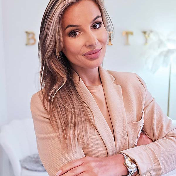 Wimperntrainerin im Wimpernkurs Lash Start Pro für Anfänger