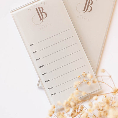 Zwei Wimpernhalter aus glas mit und ohne Hilfslinien