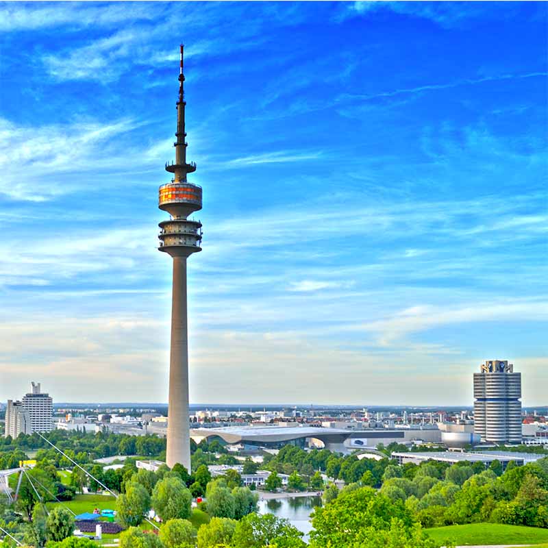 Münchner Fehrnsehturm mit BMW Museum umgebebn vo Olympiapark