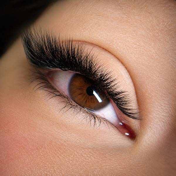 Macroaufnahme Frau/Auge mit Trendwimpernmodellage Foxy-Eye-Lashes von BJULITY in München