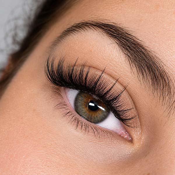 Macroaufnahme Frau/Auge mit Trendwimpernmodellage Kim-Effekt-Lashes
