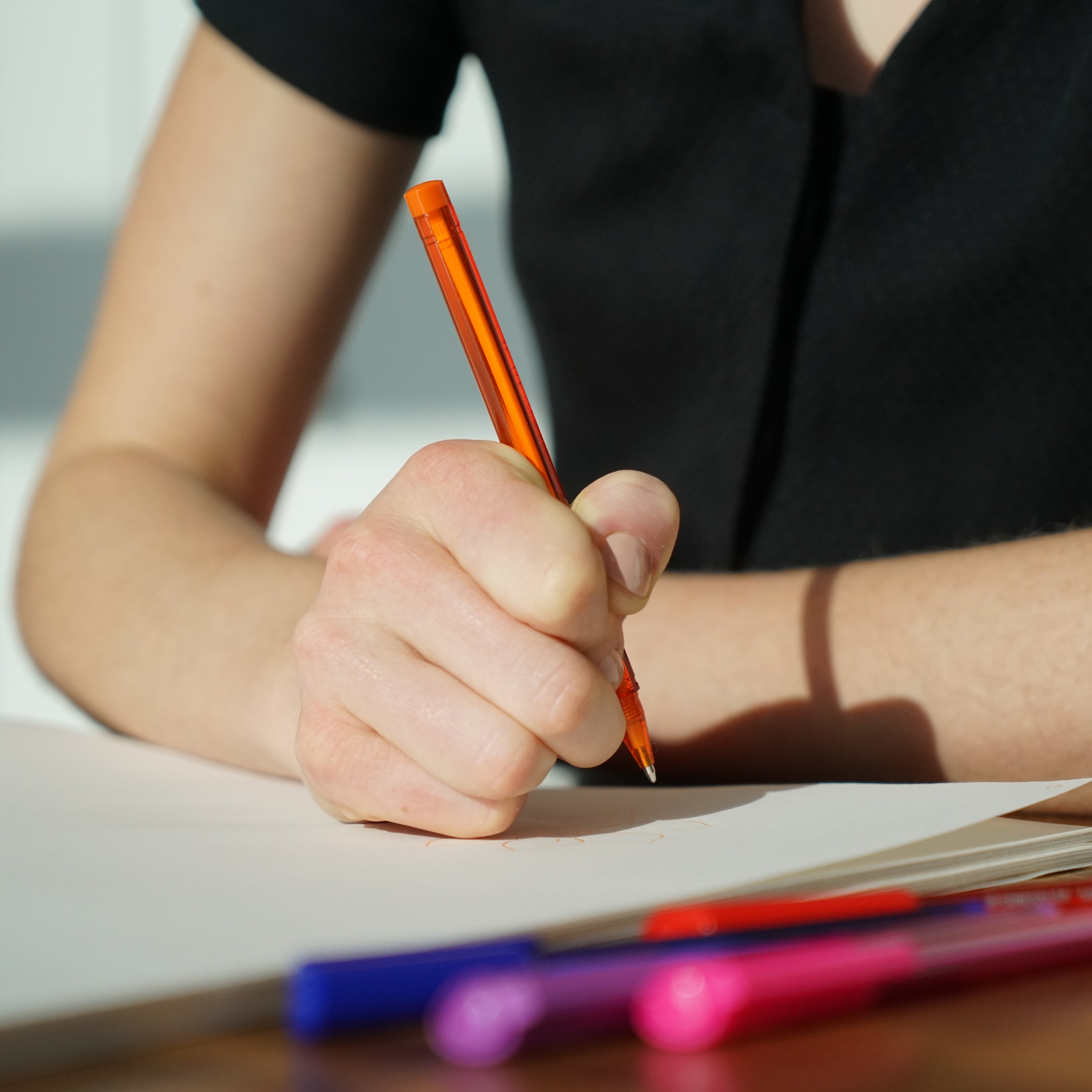 Kursanten schreibt Notizen