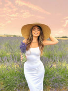 Frau im weißen Kleid mit Sommerhut Monaco auf einen Lavendelfeld in Frankreich
