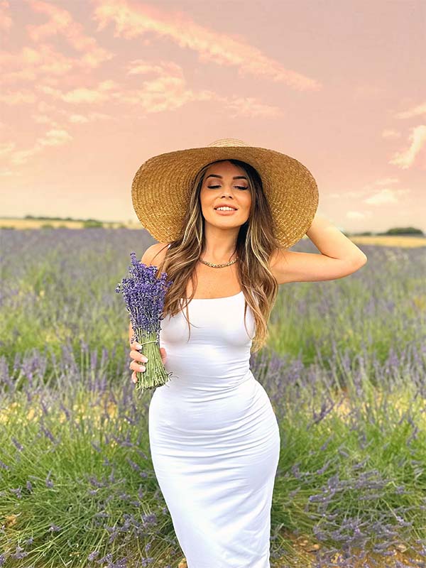 Frau im weißen Kleid mit Sommerhut Monaco auf einen Lavendelfeld in Frankreich