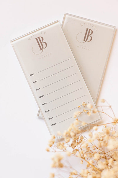 Zwei Wimpernhalter aus glas mit und ohne Hilfslinien