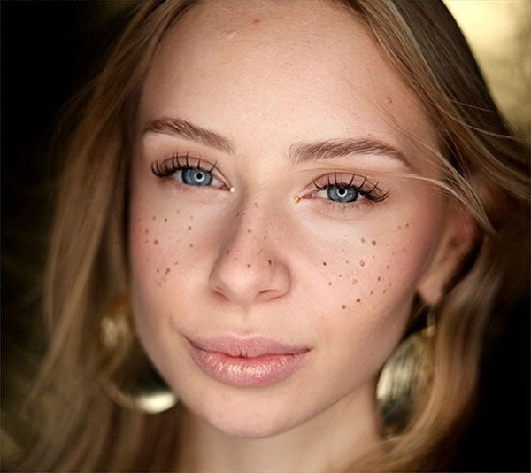 Model mit dem angesagten Medusa Lashes Effekt in München