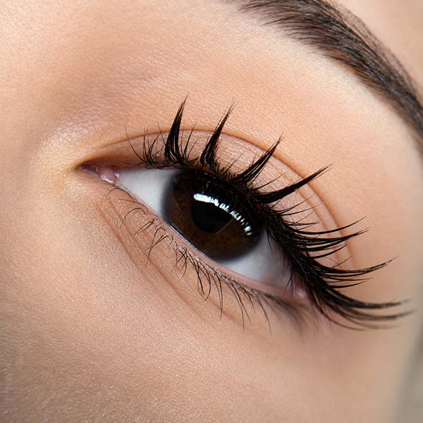 Macroaufnahme Frau/Auge mit Trendwimpernmodellage Anime-Lashes von BJULITY in München