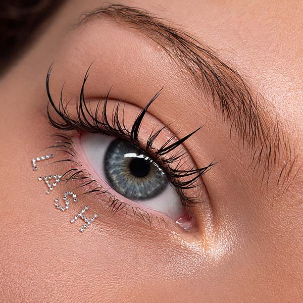 Macroaufnahme Frau/Auge mit Trendwimpernmodellage Medus-Effekt--Lashes von BJULITY in München