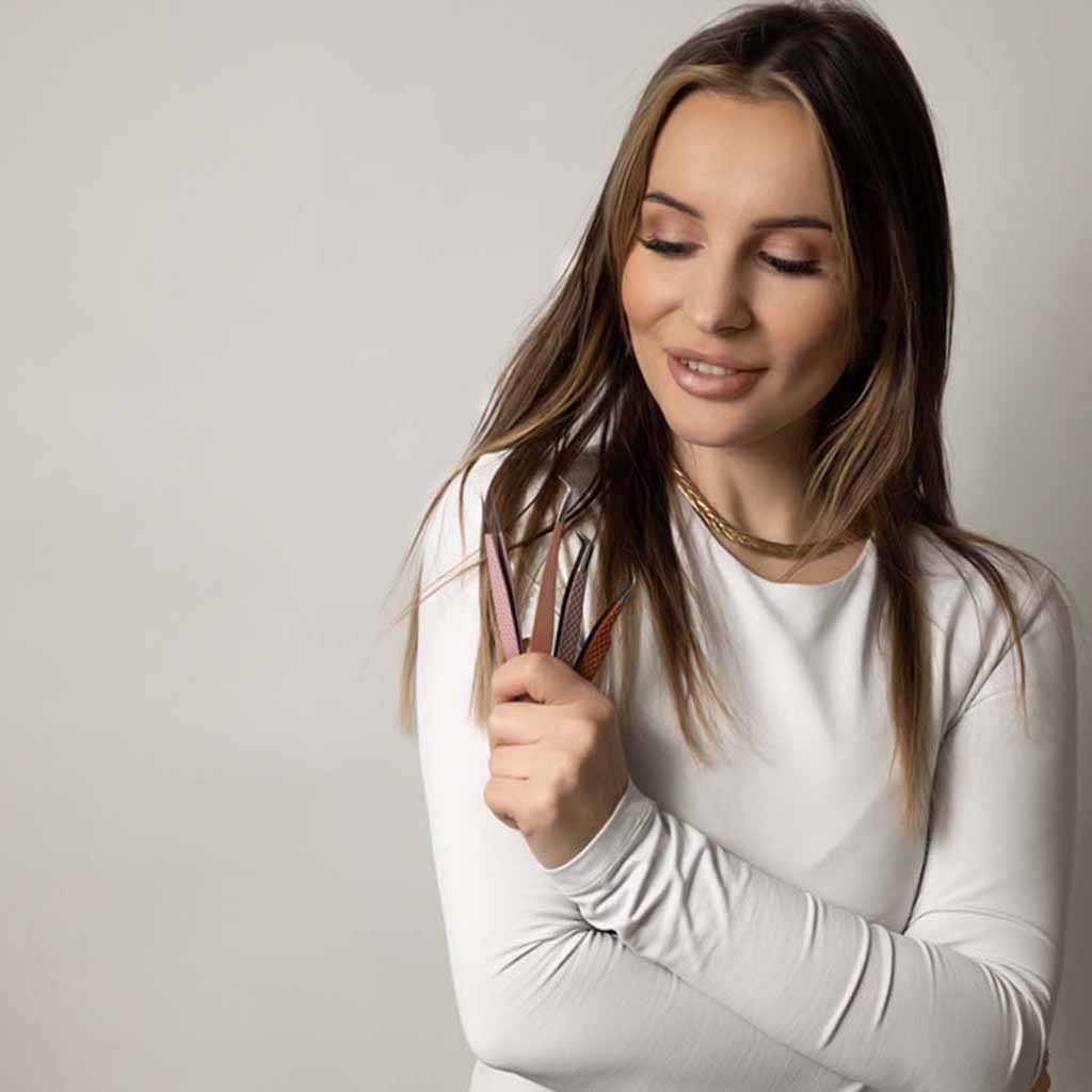 Erfolgreiche Wimpernstylistin bei Wimpernschulung mit Wimpernpinzetten